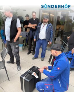 Gut erholt. Gut ausgerüstet. Und wieder voll im Einsatz.
Nach der Sommerpause ist unser Team wieder komplett – und bevor es mit voller Kraft zu unseren Kunden geht, gab’s noch eine kleine gemeinsame Stärkung.
Mit dabei: unsere neuen Werkzeugtrolleys. Damit hat unser Montageteam beim Einsatz alles sauber geordnet, übersichtlich und vor allem schnell griffbereit.
Denn unser Handwerk braucht nicht nur Können, sondern auch das richtige Werkzeug am richtigen Platz.
Bestens ausgerüstet und voller Energie freuen wir uns auf unsere Kunden!
#sonderhof #installateurwien #installateur #handwerk #teamsonderhof
