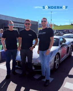 Gemeinsam Vollgas geben! 🏎️💨
Diesmal ging’s für uns auf die Rennstrecke!
Beim Teambuilding-Event der 1a-Installateure am Salzburgring trafen wir auf Installateurkollegen aus ganz Österreich.
Statt Werkzeug & Montage standen diesmal PS, Fahrspaß und jede Menge gute Gespräche auf dem Programm.
Ein großartiges Erlebnis, das wieder einmal gezeigt hat: Teamgeist verbindet – auch abseits der Baustelle!** 💪
Danke an die 1a-Installateure für die Organisation und an alle Kollegen für den gelungenen Tag!
#sonderhof #1ainstallateure #teambuilding #teamgeist